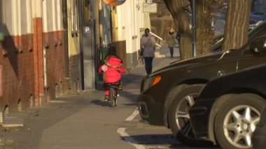 Kız at binme Bisiklet aşağı hızlı şehir sokak Opole Polonya şehir gün sürme arasında binalar insanların yürüyerek bir Street güneşli gün bahar zaman çocuktur