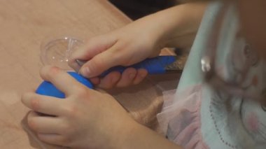 Çocuk Paskalya kutlamaları aileler çoğu çalışma birlikte için mavi Paskalya yortusu yumurta kadın yardımcı olur çocuk aile ana sınıfı Opole Polonya hazırlık yapmaya çalışıyor