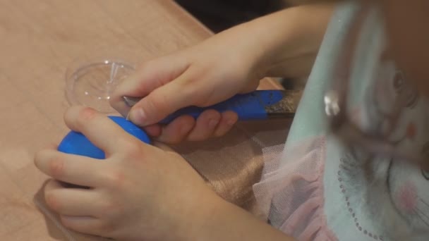 Kid försöker göra blå påskägg kvinna hjälper barn familj Master klass Opole Polen förbereder till påsk firande familjer är arbeta tillsammans — Stockvideo