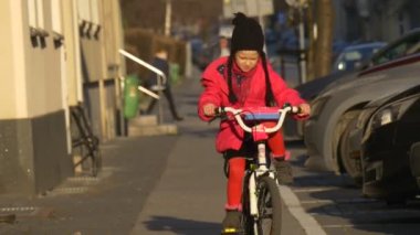 Çocuk at binme şehir sokak Opole Polonya şehir gün çocuk tarafından bisiklet sürme arasında binalar insanlar tarafından bir cadde Sunny gün bahar yürüyor