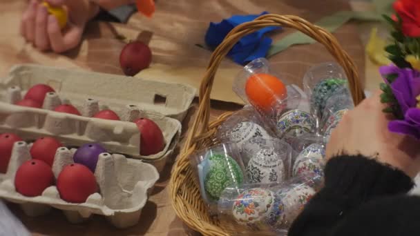 People Doing Easter Eggs Bascket of Colored Eggs on Table Paper Flowers Eggs in a Tray Opole Poland Preparándose para la celebración de Pascua Familias Juntos — Vídeo de stock