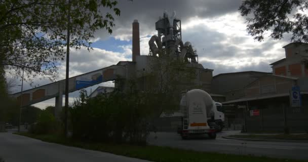 Vrachtwagen tank komt in de fabriek werf Auto's verlaat de fabriek Gray Cloud ecologie vervuiling van milieu stof cement fabriek exterieur — Stockvideo
