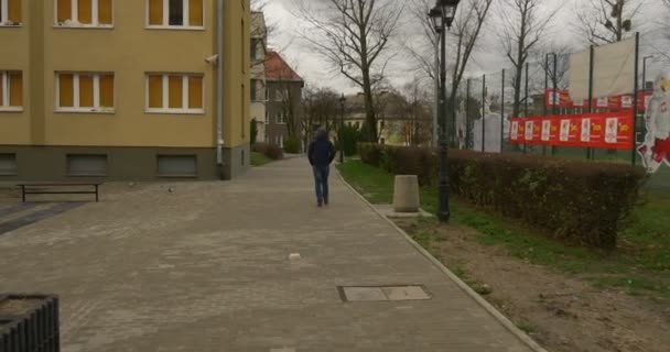 Стадіон шкільний фотоапарат рухається вздовж стадіону паркан наближається до входу і входить в будівлю і рухається по коридорах двері відкритими — стокове відео