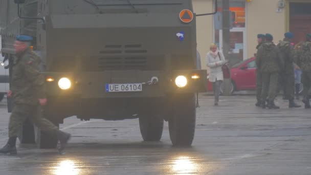 Soldado cierra la puerta de la cabina Operación OTAN Polonia Opole us Seguridad Colectiva Militar de la OTAN Militares de entrenamiento multinacional están de pie Hablando — Vídeos de Stock