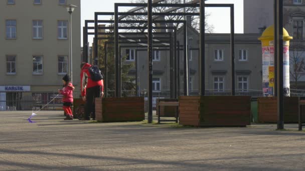 Far dotter med cykel Kid kör med Kite leende pappa leder en Kids cykel och kör bort familj tillbringar tid tillsammans solig dag våren — Stockvideo