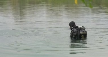 Man Diver Suda Ayakta Omuzlarına Kadar Flippers Mayo Siyah Suit Aqualung Erkekler Dalış Için Going To Dive Man Tutarak River Into Dalış mı