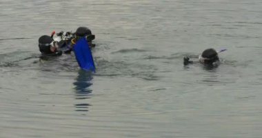 Üç Erkek Dalgıçlar Dalış Var Mayo Siyah Suit Dalgalanan Su Açık Bulutlu Hava