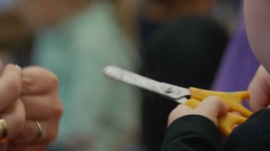 Kes anne çocuk bir iplik oynarken birlikte yapma aplike kadının elleri çocuk bir makas ebeveynler harcama ile onların çocuklar oyun süresi çocuk gününde tutuyor