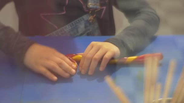 Люди прокатывают карамельные полоски, готовящие конфеты, карамельные полоски на рождественские конфеты, дети учатся делать конфеты Экскурсия на фабрику — стоковое видео