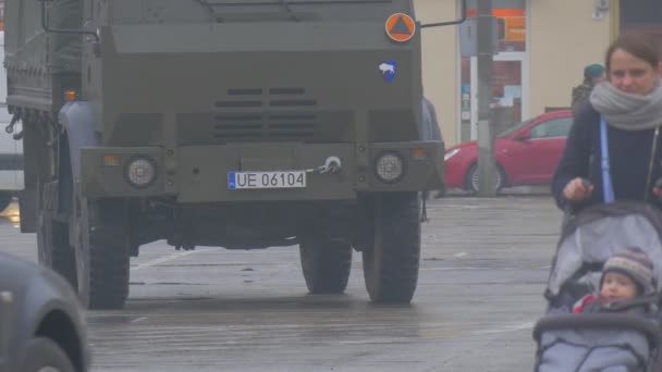 Anya és a gyerekek a Nato járművek atlanti megoldásához művelet Lengyelország Opole minket katonai kollektív biztonság a Nato többnemzetiségű képzés békefenntartó küldetés — Stock videók