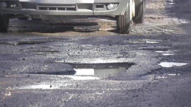 Bulanık numarası araba yaklaşıyor su birikintileri otomobilin tekerlekleri tampon su bir su birikintileri Düzeltilmemiş yol gökyüzü yansıması bir su Opole Polonya tarafından tahrik edilmektedir kamyon olduğunu