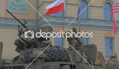 Oturur içine bir Tank kabin yükselterek arıyor etrafında Başlatıcısı bir taret Polonya Ukrayna üzerinde yukarı bizi bayrakları sallayarak Nato çokuluslu eğitim Polonya asker