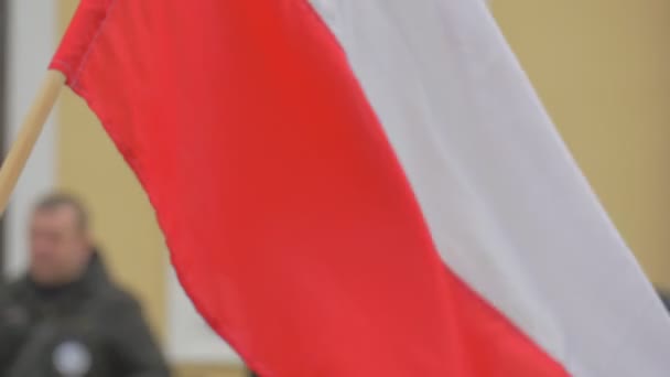 Polska flaga macha mężczyzna ogląda jego zegarek stojący demokracji Komitet rajdu Opole Polska działaczy są spacery trzymając flagi biało -czerwone — Wideo stockowe