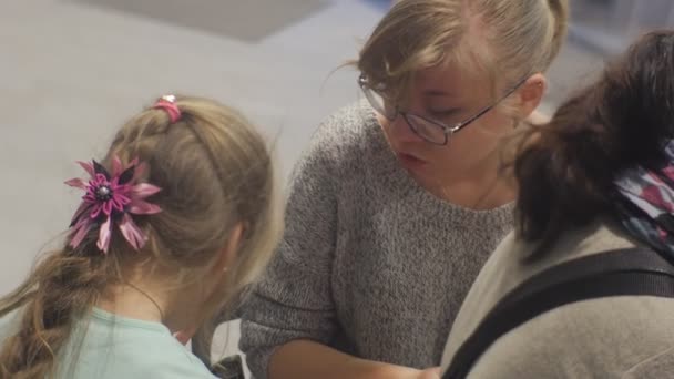 Las personas están trabajando juntas en la clase magistral Opole Polonia Preparación para la celebración de Pascua Las familias están trabajando juntas Mujer en gafas Hablando — Vídeos de Stock