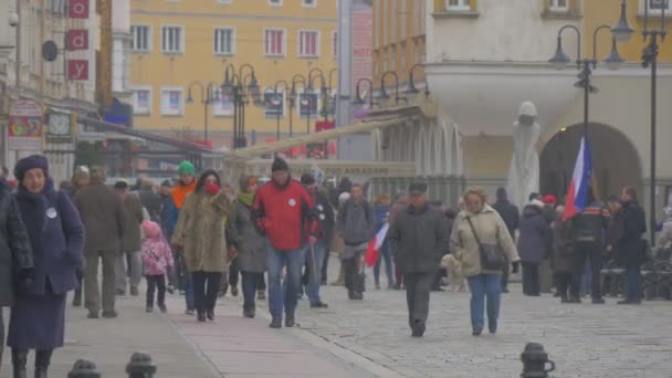 워킹 구동된 자동차 민주 회의 오 폴 레 폴란드 항의 대통령의 정책 남자 사람과 여자 집회 후 거리 걷고 있다 — 비디오