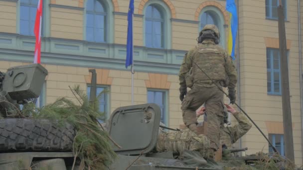 Soldados en una torreta de tanques abrieron un vehículo militar en la plaza polaca ucraniana eu Falgs Atlantic Resolver Operación Nato Forses Soldados en camuflaje — Vídeos de Stock
