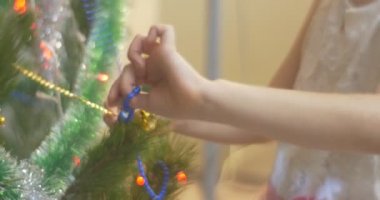 Dekorasyon yeni yıl ağacı ile mavi boncuk çelenk koyarak çam altın çan-Garland ve renkli Lamplights aile kutlama için çelenk kızdır