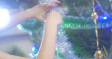 Bir yeni yıl ağacı çam ile gümüş Garland altın çan bir ağaç kız Menekşe küpe aile şenlikte içinde dekorasyon çevresinde yürüyüş kızdır