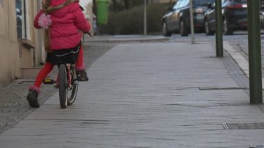 Kız kare Opole Polonya şehir gün çocuk insanlar Walking Street güneşli gün bahar tarafından kalabalık arasında binicilik şehir bisikletle yolculuk öğrenme