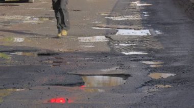 Su birikintileri atlar ile su yürüyerek şehir cadde ıslak asfalt sonra yağmur gökyüzü yansıma tarafından yürüyüş su güneşli bir günde kış veya bahar adamdır