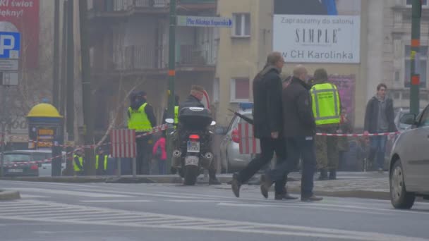 Soldados en la cinta de esgrima Opole Nato Atlantic resuelven operación Militares multinacionales de entrenamiento están de pie hablando del paisaje urbano impulsado por coches civiles City Square — Vídeo de stock