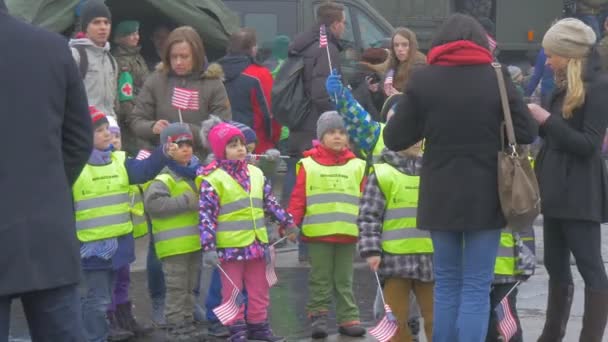 Skupina dětí výlet do vojenského tábora Opole Polsko Atlantik vyřešení operace pedagoga vedoucí děti vojáci v uniformě vojenského vybavení náměstí — Stock video