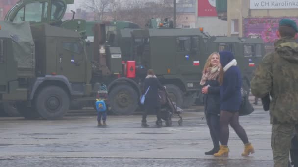 Στρατιώτες του NATO Ατλαντικός χειρισμός επιχείρησης οι άνθρωποι περπατούν κοντά στην πολυεθνική εκπαίδευση στρατιωτικού εξοπλισμού στην πλατεία της πόλης — Αρχείο Βίντεο