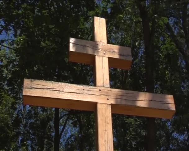 Cruz de madeira tinha embutido no chão — Vídeo de Stock