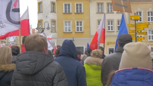 Multidão de pessoas com bandeiras em uma reunião de observação quadrada Opole Poland Men Women Are Holding a Placards Protesto contra o Presidente Polish eu Flags — Vídeo de Stock