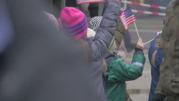 Діти, розмахуючи паперу нас прапори екскурсія військовий табір НАТО Forses у на місто площі Ополе Північноатлантичного вирішити операція щасливі діти з нетерпінням в таборі — стокове відео