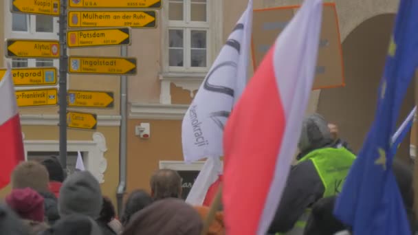 Președintele și audiența Întâlnire democratică Opole Polonia protestează împotriva politicilor președintelui Bărbați și femei flutură steaguri poloneze care dețin un loc — Videoclip de stoc