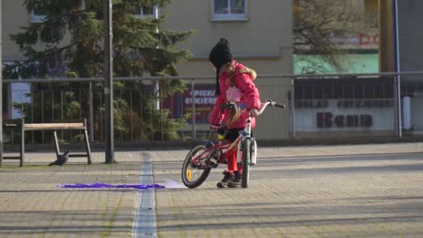 Latawiec ma dostał pod rower koło smutny dziecko unosi rower w górę i Przekazujmy stara nie podrzeć Kite dziewczynka na dziecięce rower słoneczny dzień wiosny — Wideo stockowe