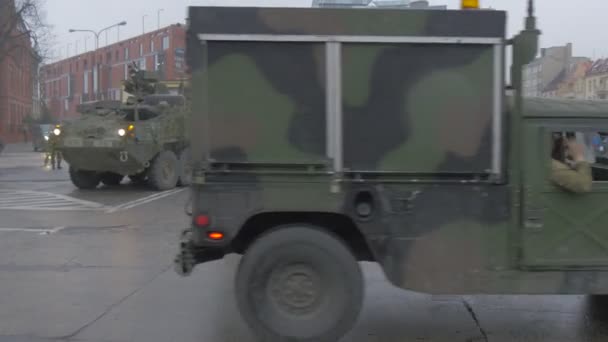 Vehículos de la OTAN conducidos alrededor de una plaza Soldados saludando las manos Entrenamiento de la OTAN en Polonia Soldados de Opole en una plaza de la ciudad La gente está buscando equipo militar — Vídeo de stock