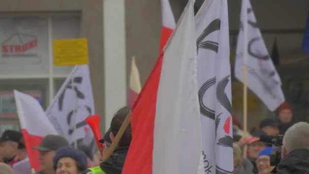 Lachende mensen democratie Commissie rally Opole Polen ontmoeting tegen president Andrew duda acties activisten houden banners zwaaien een Poolse vlaggen — Stockvideo