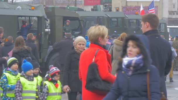 Dzieci wycieczka do obozu wojskowego Opole Polska Atlantic Resolve operacja dzieci Holding Paper nas flagi żołnierze sprzęt wojskowy na placu miejskim — Wideo stockowe