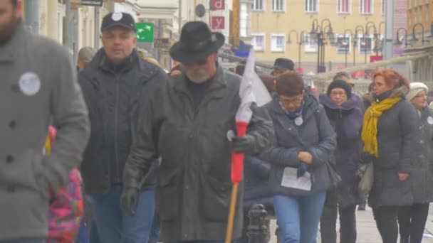 Muž v černém klobouku davy demokratická schůzka Opolský protest proti prezidentově politice muži a ženy s vlajkami kráčí po rally — Stock video