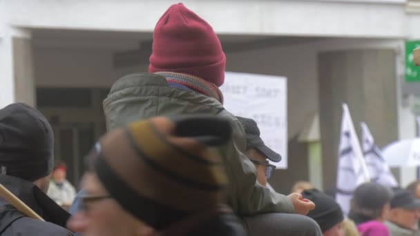 Kid az Atya nyak Crowd Demokrata rally elnöke ellen Andrew duda intézkedések Opole Lengyelország emberek aktivisták Holding bannerek integetett lengyel zászlók — Stock videók