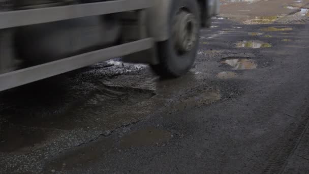 Voertuig wordt aangedreven door plassen auto's weer Bumper reflectoren vrachtwagen van wielen Water in een plassen herstelde weg Sky reflectie in een Water Opole-Polen — Stockvideo