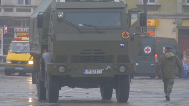 Żołnierz zamyka drzwi kabiny NATO operacja Polska Opole US Military Soldier Waves jego ręka wielonarodowe szkolenia militarne stoją rozmowy — Wideo stockowe