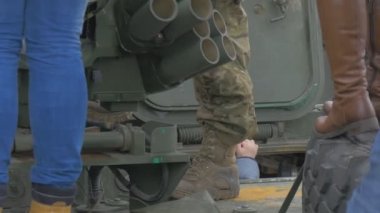İnsanların ayak bir tankın taret askerin Boots gezi için askeri kamp Opole Atlantik üzerinde işlem Nato bir meydanda Polonya askeri araçlarda gidermek