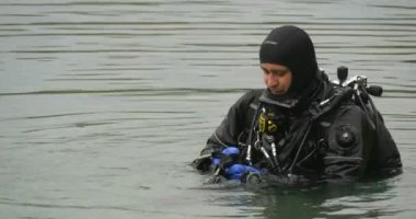 Man Diver Su Adam Onun Flippers Diver Çıkardı Off Aldı Su Dışarı Yürüyüş Man Yakın Adam Mayo Siyah Suit Aqualung