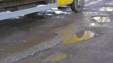 Islak Yol 'daki Sarı Araç Opole Polonya Çukurundaki Su Çukur Arabasının Tekerlekleri Güneşli Gün Yansıması Su Islak Asfalt Tamir Edilmemiş Yol