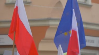 Dalgalanan Polonya bayrağı mavi AB bayrağı demokrasi komitenin ralli karşı Başkan Andrew Duda eylemler Opole Polonya kırmızı ve beyaz bayrak açık havada eylemciler vardır