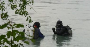 İki Erkek Dalgıçlar Suda Duruyor Bir Adam Üç Dalgıçlar Mayo Siyah Suit Aqualungs Ön Planda Dalgıçlar Üzerinde Şube Ayakta Has