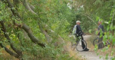 İki Erkek Bisikletler Green Hill Park Orman Yeşil Buches Yeşil Ağaçlar Erken Sonbahar üzerinde Bisikletler Footpath tarafından Sigara Erkekler Talking ile Ayakta