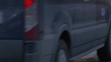Araç minibüs su birikintileri bulanık numarası otomobilin tekerlekleri tampon su bir su birikintileri düzeltilmemiş yol güneşli gün gökyüzü yansıması bir su Opole Polonya tarafından tahrik edilmektedir