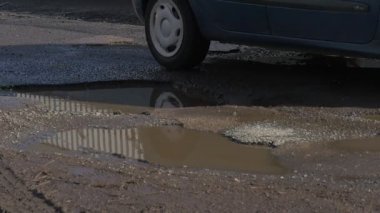 Araç Issız Yol Şehir Günü Opole Polonya Araba Numarası Su IsıtAsfalt Unrepaired Yolda Bir Çukurlar Araba TekerleklerI Güneş Yansıması Su Su Tarafından Tahrik edilir