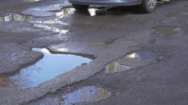 Mavi araba ıslak yol Opole Polonya şehir gün su birikintileri suda bir çukurlar otomobilin tekerlekleri gökyüzü yansıma su güneşli ıslak asfalt Düzeltilmemiş Road tarafından tahrik edilmektedir