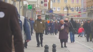 Haddelenmiş Bayraklar Demokratik Toplantısı Opole Polonya Cumhurbaşkanı'nın Politikaları Karşı Protesto Ile İnsanlar Erkekler ve Kadınlar Uzak Yürüyüş Polonya Bayrakları Sallayarak vardır