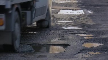 Opole Polonya Şehir Günü 'nde beyaz kamyon. Su birikintisindeki su birikintisinin üzerinde bulunan su birikintisinin tekerlek numarası. Tamir edilmemiş yol gökyüzü yansıması.
